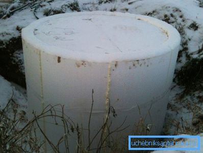 På bilden är isolering av brunnen gjord av skum. På bilden är isolering av brunnen gjord av skum.