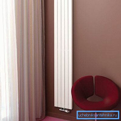 På bilden - en smal vertikal radiator.