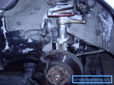På bilden - i ett kallt garage börjar fukten gradvis förstöra kroppsdelarna.