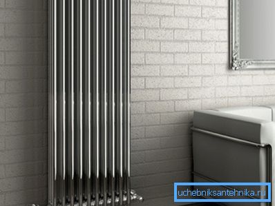 På bilden - en vertikal radiator av stålrör.