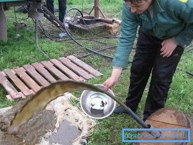 Bilden visar att siltvatten stiger från brunnen under rengöringen.