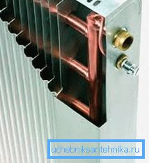 Bilden visar kopparrör och aluminiumfinnor. Bilden visar kopparrör och aluminiumfinnor.