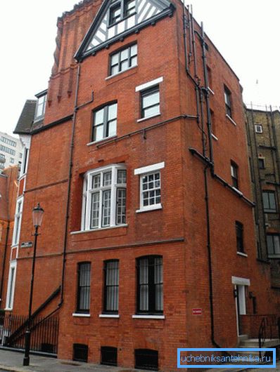 På bilden - en byggnad i London. Under återuppbyggnaden lades avloppssystemet på fasaden.