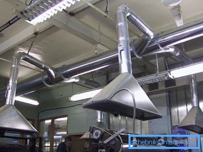 I vissa industrier är närvaro av sådana installationer ett krav på säkerhet eller arbetsskydd.
