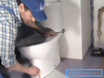 På golvet borde det finnas en kontur som motsvarar toalettskålens designposition. På golvet borde det finnas en kontur som motsvarar toalettskålens designposition.