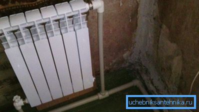 Hörnprodukter installeras på rörledningarna.