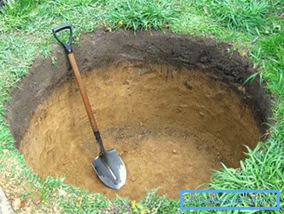 Börja med utgrävning av en grund grop. Börja med utgrävning av en grund grop.