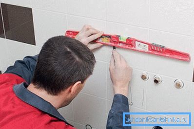Dra upp den översta horisontella linjen i sanitetsinstallationen Dra upp den översta horisontella linjen i sanitetsinstallationen