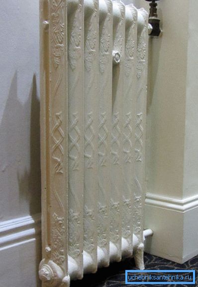 Golvmonterad radiator.