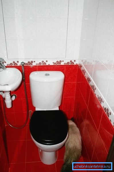 Golvtoalett och handfat på toaletten med hygienisk dusch Golvtoalett och handfat på toaletten med hygienisk dusch