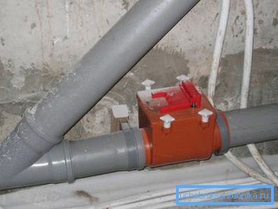 Extern backventil för 110 mm avfallsrör installerade i systemet Extern backventil för 110 mm avfallsrör installerade i systemet