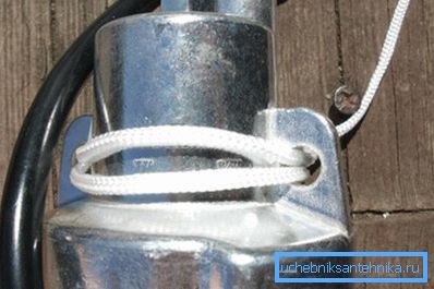 Det är bättre att hänga pumpen på en kapronkabel. Det är bättre att hänga pumpen på en kapronkabel.
