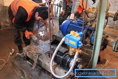 Pumpen i bilden är installerad på en separat grund.