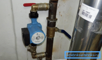 Pump ansluten till systemet med bypass och ventiler Pump ansluten till systemet med bypass och ventiler