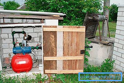 Pumpstation i byggnaden nära brunnen