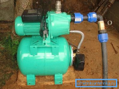 Pumpstation för Abyssinian brunn medan borrning.