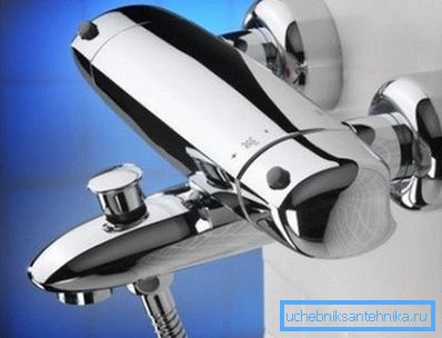 Väggmonterad elektrisk mixer med pekontroller.