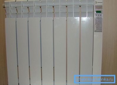 Väggmonterad elektrisk radiator, som är utrustad med en styrenhet och inte ansluten till systemet Väggmonterad elektrisk radiator, som är utrustad med en styrenhet och inte ansluten till systemet