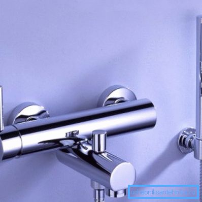 Väggmonterad hygienisk dusch med mixer kan användas i köket, speciellt om det finns flera sänkor placerade på avstånd från varandra Väggmonterad hygienisk dusch med mixer kan användas i köket, speciellt om det finns flera sänkor placerade på avstånd från varandra