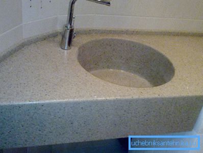 Hängde diskbänken för en tvättmaskin med en bordplatta är tung nog, så väggarna måste vara starka Hängde diskbänken för en tvättmaskin med en bordplatta är tung nog, så väggarna måste vara starka