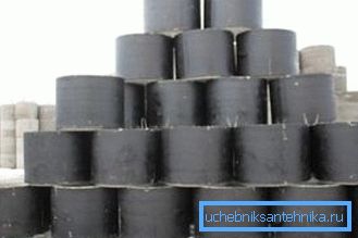 Vissa ringar av denna typ produceras omedelbart i en skyddande beläggning av takmaterial och bitumen, men efter installationen behöver anslutningen ytterligare bearbetning. Vissa ringar av denna typ produceras omedelbart i en skyddande beläggning av takmaterial och bitumen, men efter installationen behöver anslutningen ytterligare bearbetning.