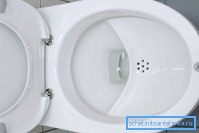 Ovanlig design där avlopp och hyllan är omvänd