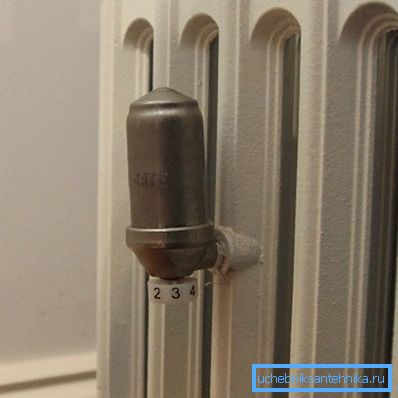 Ovanstående position hos regulatorn på gjutjärnsbatteriet