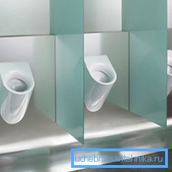 Kontinuerlig dränering brukade vara mycket vanligt i offentliga toaletter, men nuförtiden används detta alternativ mindre och mindre.