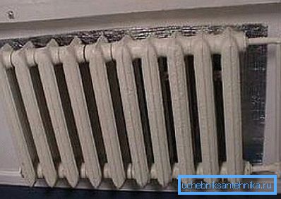 Låg effektivitet är förknippad med en stor värmeförlust genom väggarna, fönsteröppningarna och golvet Låg effektivitet är förknippad med en stor värmeförlust genom väggarna, fönsteröppningarna och golvet