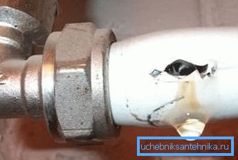 Normal polyeten tål inte höga temperaturer. Normal polyeten tål inte höga temperaturer.