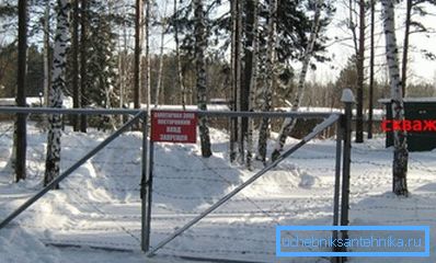 Fäktning av det första bältet av källan för vattenintag