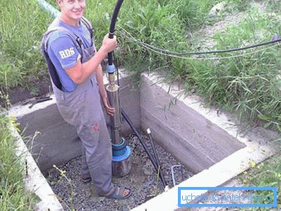 Vi sänker pumpen i brunnen