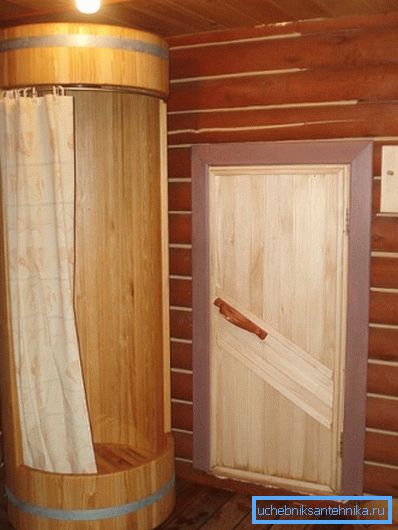 Den ursprungliga inredningen av duschrummet i ett trähus. Naturligtvis är det inte tillräckligt med vattenavstötande impregnering Den ursprungliga inredningen av duschrummet i ett trähus. Naturligtvis är det inte tillräckligt med vattenavstötande impregnering