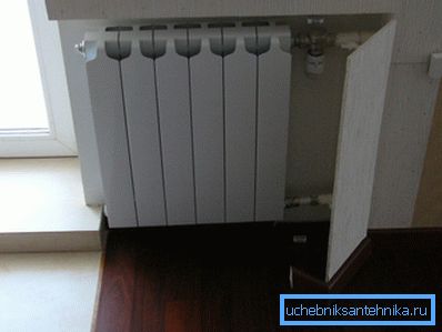 Den ursprungliga designlösningen för att dölja rören och organisera tillgång till dem efter behov, vilket ger en bra bild av rummet och minskar värmeförlusten signifikant