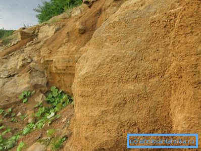 sedimentära bergarter är lätt att eroderas av grundvatten. Överväxt av sediment är oundvikligt