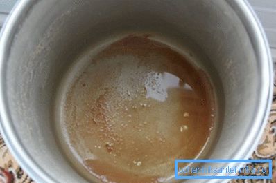 Sediment i botten av hinken är ett tecken på överskott av järn