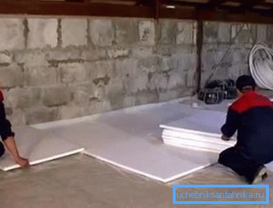 Före installation av rör är det nödvändigt att lägga värmeisoleringsmaterialet Före installation av rör är det nödvändigt att lägga värmeisoleringsmaterialet