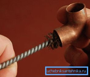 Innan lödningen rengörs insidan av kopplingen.