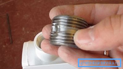 Innan du lägger sektioner på aluminiumradiatorer, skruvas en bröstvårt in i hålet. Innan du lägger sektioner på aluminiumradiatorer, skruvas en bröstvårt in i hålet.