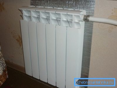 Innan du installerar skärmen på batteriet, fixera den värmereflekterande skärmen bakom kylaren