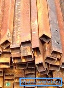 Före installationen bör de rostiga produkterna behandlas med sandpapper för att avlägsna oxidation.