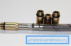 Adapter M10-M8 för blandare med beslag av olika längder