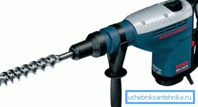 Perforator för att skapa monteringshål i betong