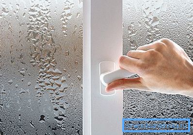 Det första tecknet på otillräcklig ventilation är kondens på glasögonen, som vi faktiskt ser på bilden.