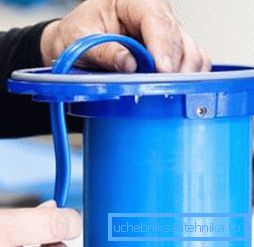 Strömkabeln sätts i ett speciellt hål i botten av höljet.