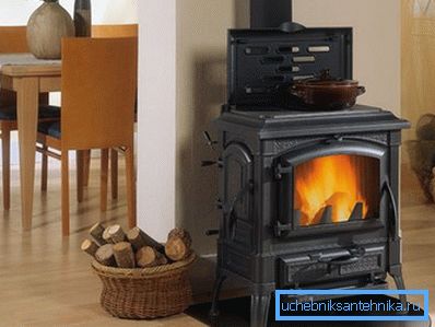Flamman av brinnande stockar ger rummet en speciell komfort.