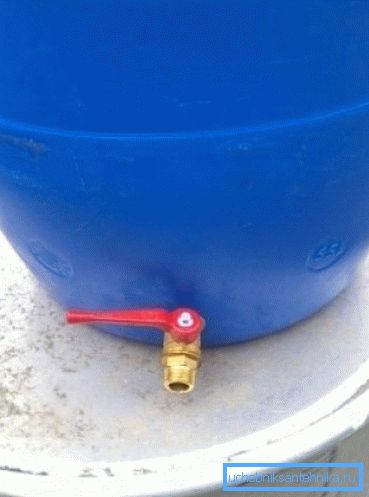 Ett plastfat med en kran till stugan ger dig möjlighet att alltid ha en reserv av den nödvändiga vätskan