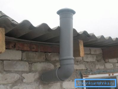 Plastavlopp kan väl ersätta ventilationsrören. På bilden används det för att organisera ventilkanalen i uthusen.