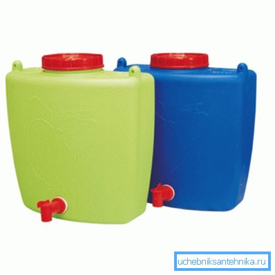 Plasttankar med kran. Plasttankar med kran.
