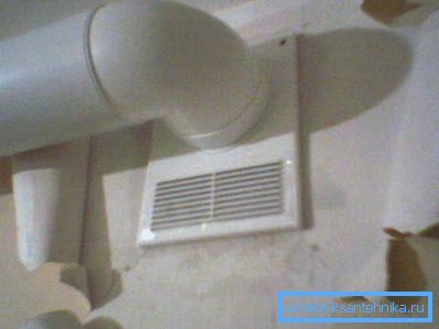 Plastrunda ventilationsrör är ganska lätta att installera.
